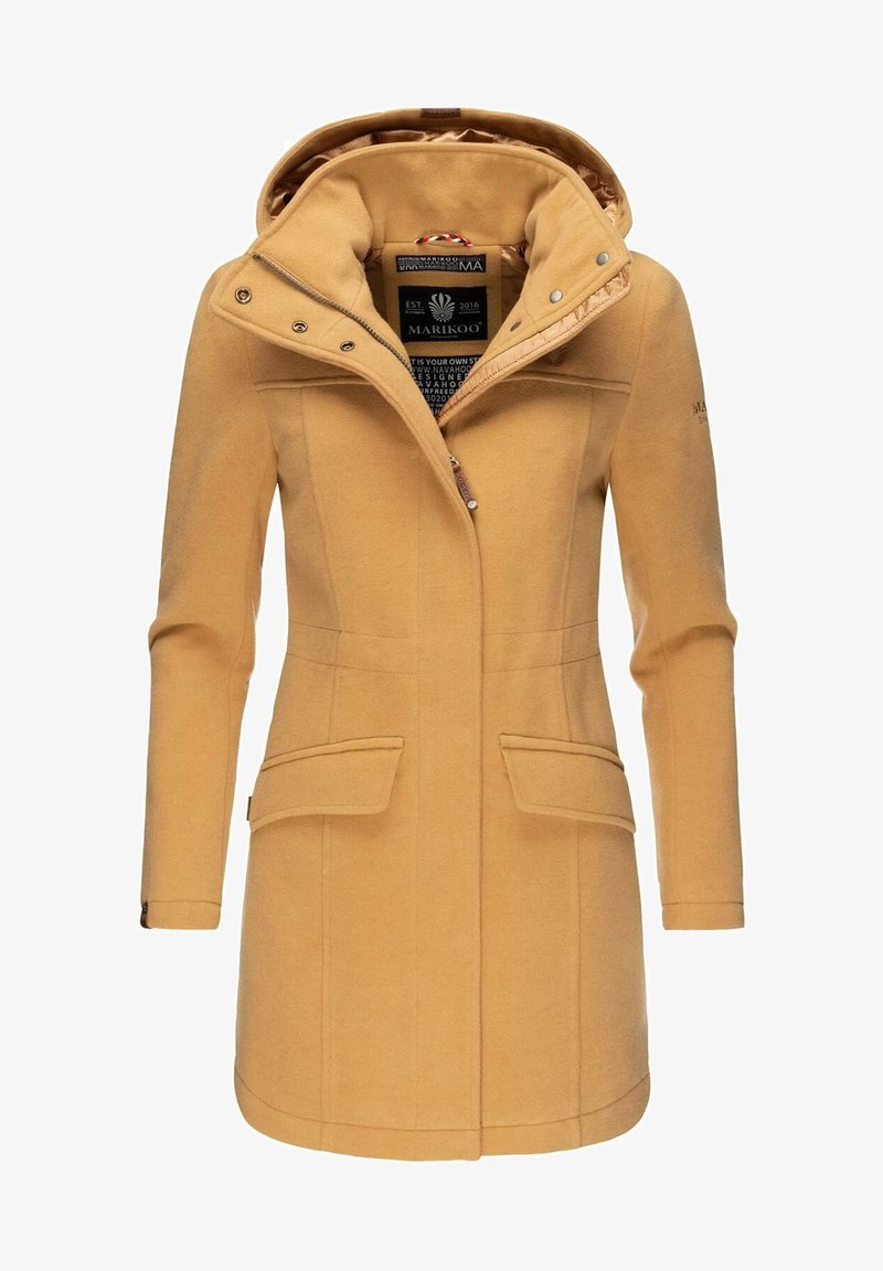 Manteau en laine couleur camel, longueur genou, avec col montant, fermeture éclair devant, boutons-pression, et deux poches à rabat devant, coupe cintrée pour femmes.