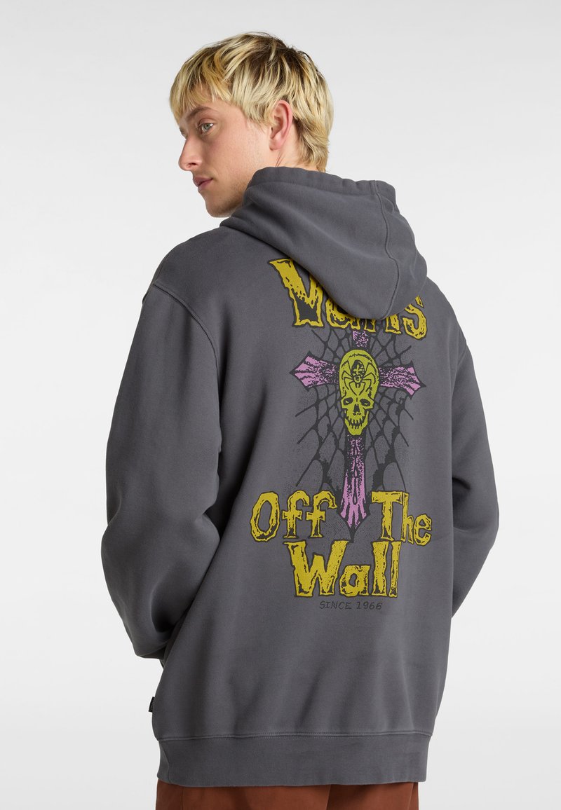 Szary, bawełniany sweatshirt z kapturem, z grafiką przedstawiającą czaszkę i pajęczynę na plecach. Luźny krój, z kieszenią kangurką z przodu.