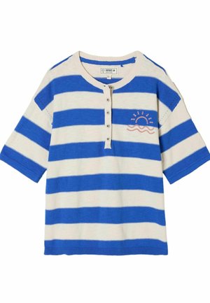 Īsroku piedurknes adīts tops ar zili baltām horizontālām svītrām, henlija kakla izgriezums ar pogām un maza saules un viļņu izšuvuma dizains uz krūtīm.