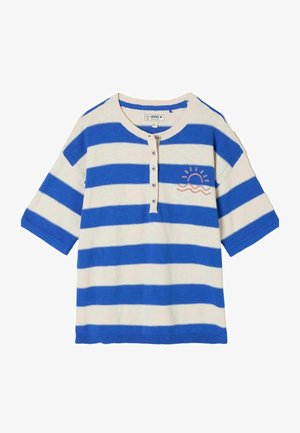 Īsroku piedurknes adīts tops ar zili baltām horizontālām svītrām, henlija kakla izgriezums ar pogām un maza saules un viļņu izšuvuma dizains uz krūtīm.