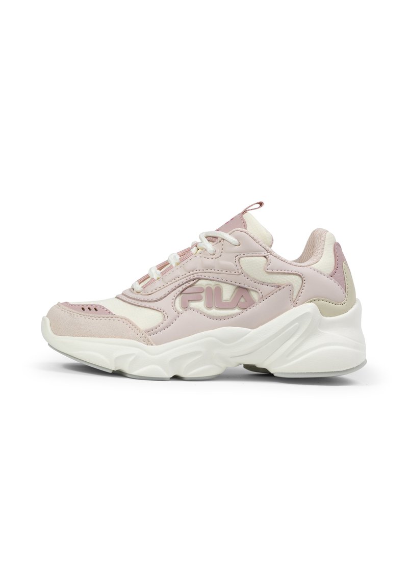 Scarpa sportiva rosa e crema con una tomaia sintetica testurizzata, punta arrotondata e suola bianca spessa; presenta un logo prominente sul lato.