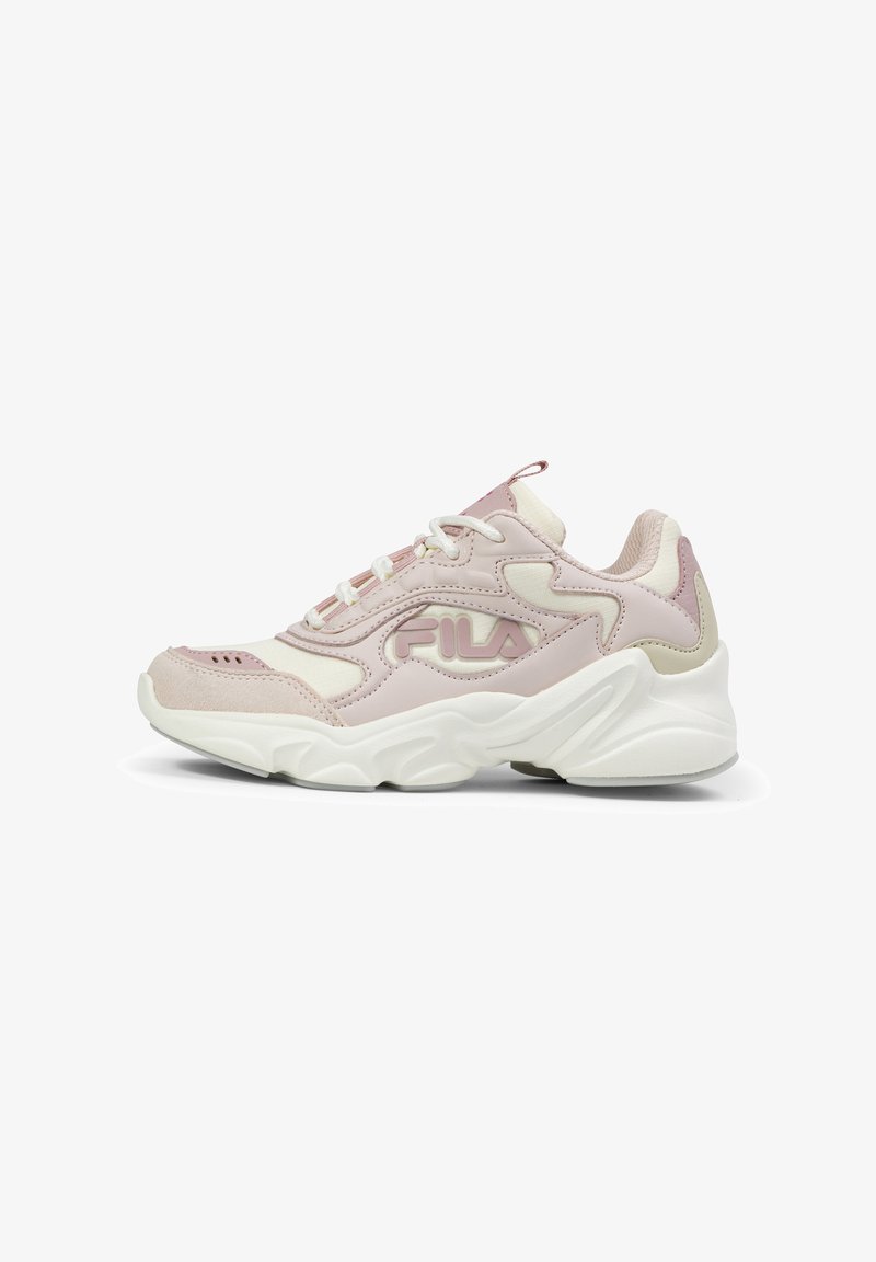 Scarpa sportiva rosa e crema con una tomaia sintetica testurizzata, punta arrotondata e suola bianca spessa; presenta un logo prominente sul lato.