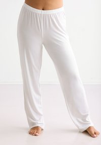 Weiße, leichte Hose mit geradem Bein und elastischem Bund. Glatte Textur, keine sichtbaren Muster oder Verzierungen.