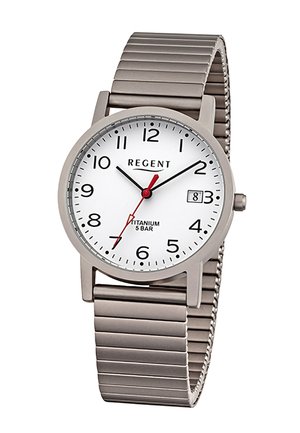 Montre en titane avec un cadran rond blanc, des index horaires noirs et une aiguille des secondes rouge. Elle est munie d'un bracelet en métal argenté à maillons et d'un affichage de la date.