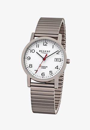 Montre en titane avec un cadran rond blanc, des index horaires noirs et une aiguille des secondes rouge. Elle est munie d'un bracelet en métal argenté à maillons et d'un affichage de la date.