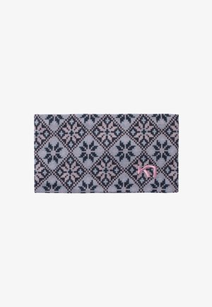 Strickkopfbedeckung mit einem Muster in Blau, Pink und Schwarz, das ein Diamantdesign mit floralen Motiven zeigt; beinhaltet ein pinkfarbenes Logo-Highlight.