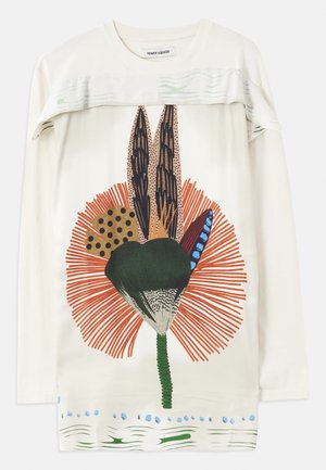 Camisa de manga longa branca com um padrão abstrato colorido de penas e leques em verde, laranja, azul e castanho na parte da frente.