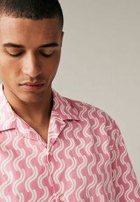 Next LINEN BLEND PRINTED SHORT SLEEVE .  - REGULAR FIT - Hemd - pink