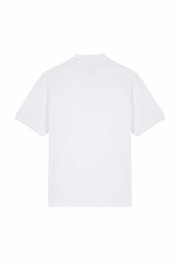 Effen witte polo met korte mouwen, weergegeven vanaf de achterkant met een geribde kraag en mouwmanchetten.