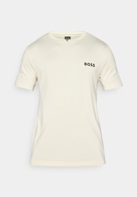 Kremna kratka majica s kratkimi rokavi iz mehkega materiala, ki ima okroglo izrez in črni logotip "BOSS" na levi strani prsnega koša.