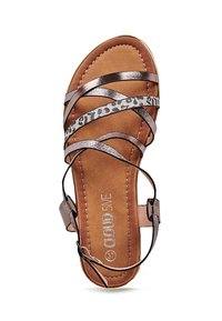 Brun lædersandal med metallisk bronzefarvede remme med leopardprintdetalje, åben tådesign og justerbar ankelrem.