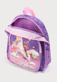 Μωβ σακίδιο πλάτης με γραφικό μονόκερου, ροζ φερμουάρ και πάνω λαβή. Το εσωτερικό είναι επενδυμένο με ανοιχτό μωβ ύφασμα.