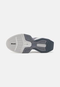 Suola di una scarpa sportiva con motivi di presa testurizzati, logo "Continental" e sezioni rinforzate rialzate in tonalità bianco e grigio.