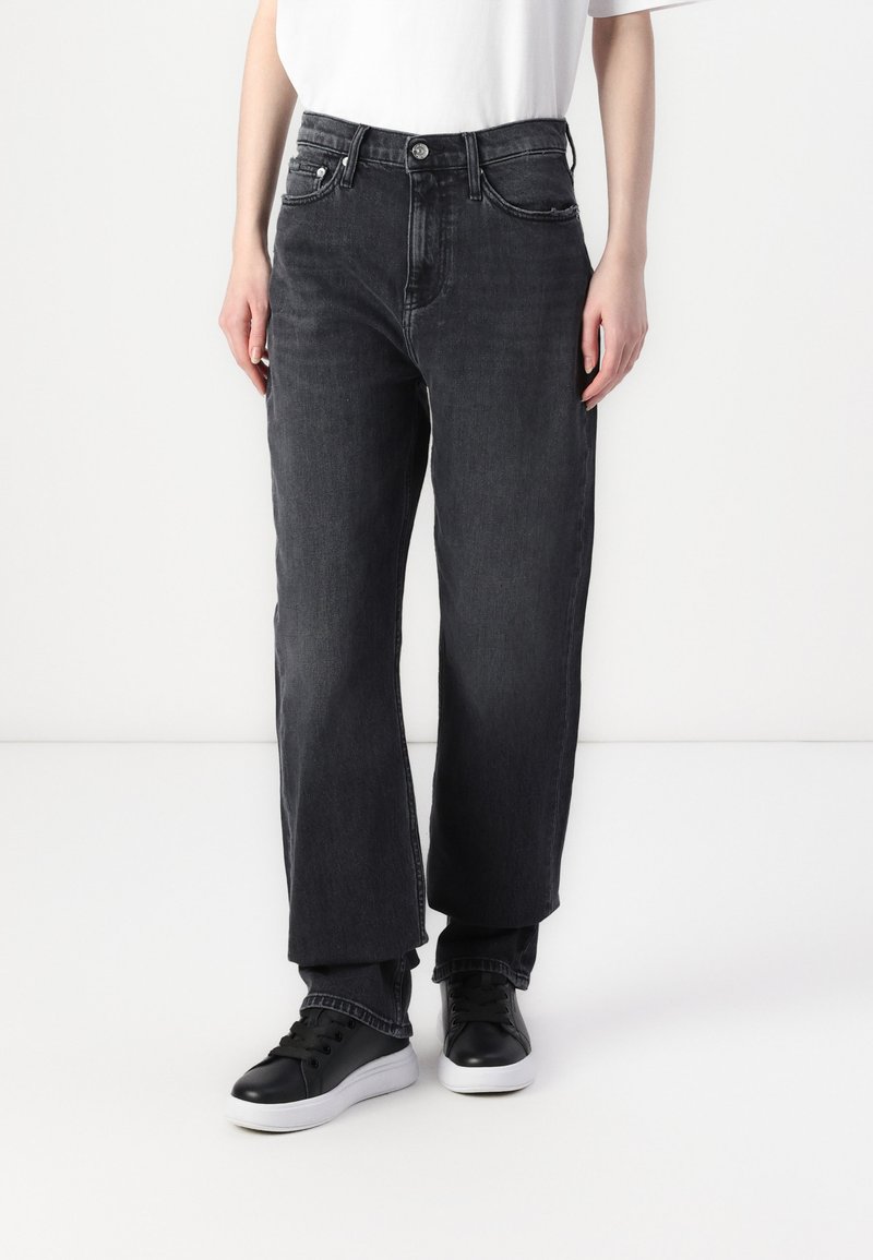 Jean large gris foncé en denim avec taille haute, doté de poches frontales, d'une fermeture à bouton et de détails de couture subtils.