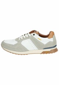 Sneaker mit einem Obermaterial aus weißem Leder, grauen Wildlederakzenten, braunem Lederabsatz und beige Gummisohle. Besitzt Perforationen und Kontrastdetails.