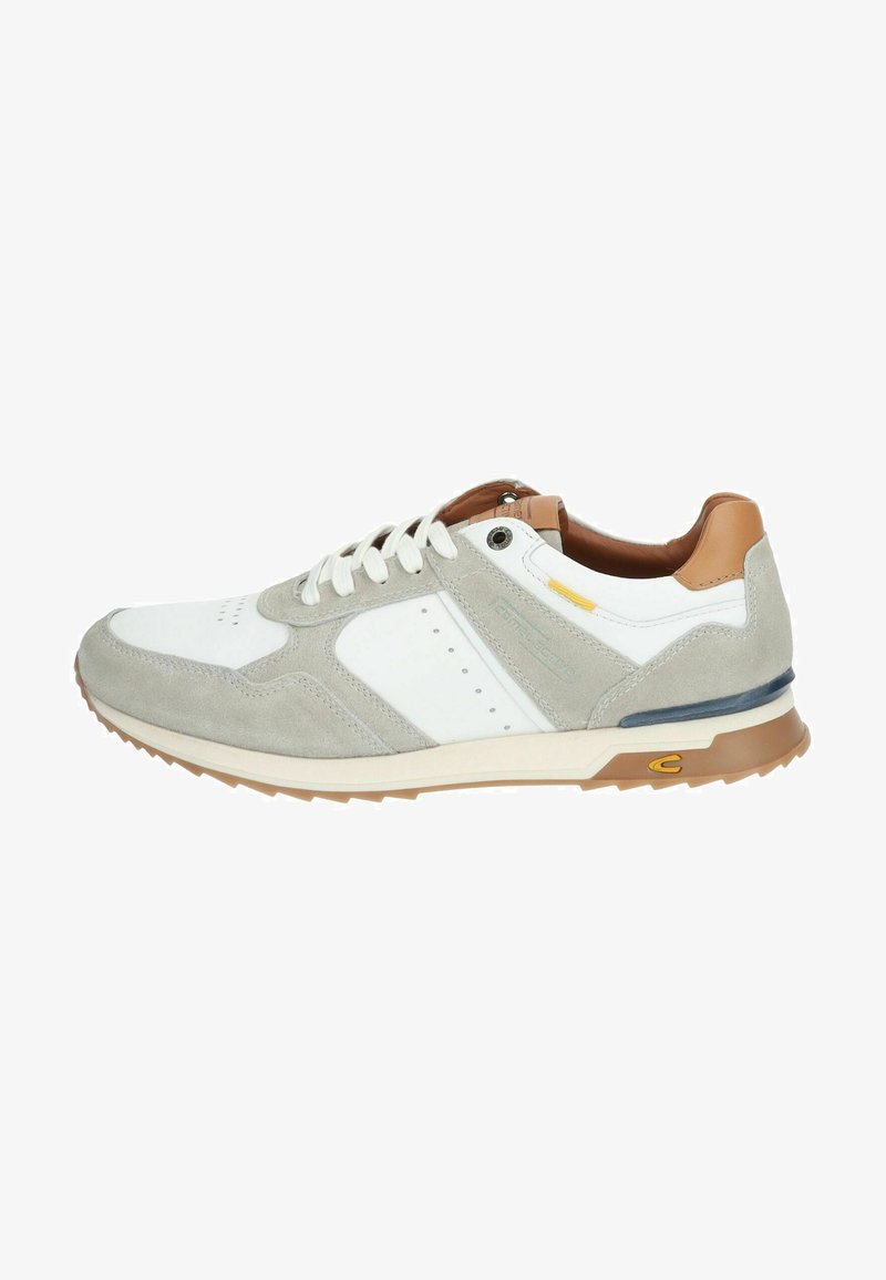 Sneaker mit einem Obermaterial aus weißem Leder, grauen Wildlederakzenten, braunem Lederabsatz und beige Gummisohle. Besitzt Perforationen und Kontrastdetails.