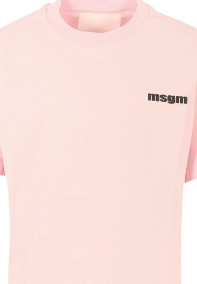 Lichtroze katoenen t-shirt met ronde hals. Heeft een klein zwart "msgm" logo op de voorkant. Eenvoudig ontwerp, korte mouwen en een zachte textuur.