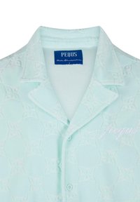 Camisa de manga corta en un verde menta claro con un patrón texturizado, collar y cierre de botones en la parte frontal. Presenta un bordado de "Pequs" en el pecho.