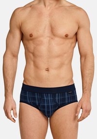 Marineblau karierte Herrenunterwäsche mit einem dehnbaren Bund. Der Stoff zeigt dünne, kontrastierende Streifen in hellblau und dunkelblau.
