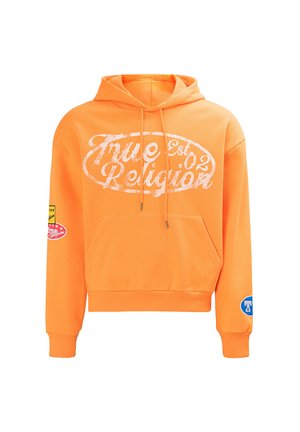 Jasno pomarańczowa bluza z kapturem z przednią kieszenią, biały napis "True Religion Est. 02" oraz różnokolorowe naszywki na rękawach.