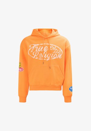 Fel oranje capuchontrui met voorvak, witte tekst "True Religion Est. 02" en diverse kleurrijke patches op de mouwen.