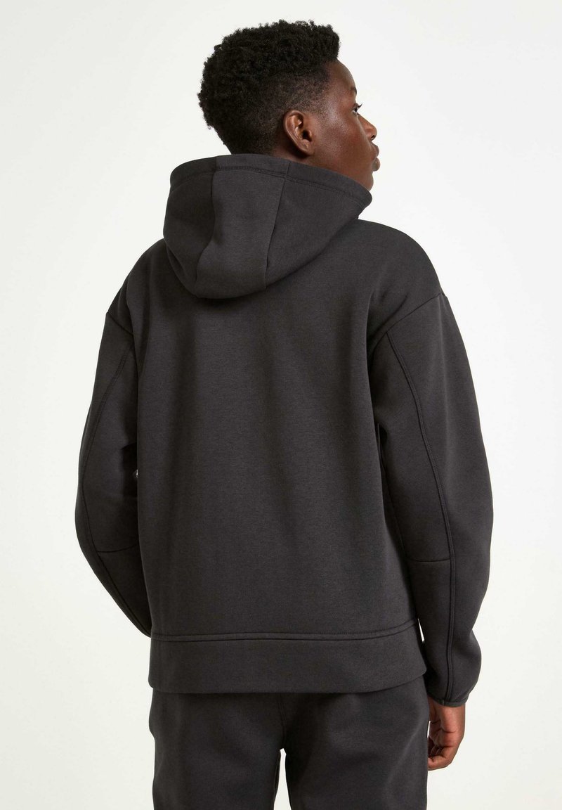 Schwarzer Kapuzenpullover mit lässiger Passform, weichem Material, gerippten Bündchen und Saum, ausgestattet mit einer Kängurutasche und minimalen Nähten.