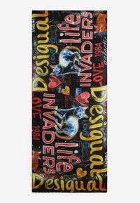 Schwarzer Stoff mit bunten Grafiken von Katzen, Herzen und dem Text "Desigual", "Life Invaders" und "Liebe", mit einem lebhaften Design.