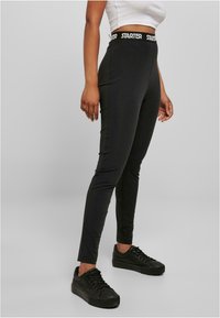 Fekete sportos leggings rugalmas anyagból. Az övén egy kontrasztos "STARTER" logó található. Slim fit, elegáns dizájn.