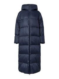 Jūras zilas puffer jakas ar kapuci, ar priekšējo rāvējslēdzēju, pārāk lielu dizainu un kvilts tekstūru. Apakšmalu sasniedz līdz pusceļam.