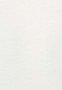 Vit bomull T-shirt-tyg, slät textur med en fin ribbad struktur. Lätt och ventilerande utan synliga fläckar eller mönster.