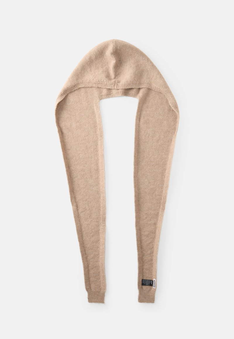 Cachecol com capuz em tricot bege, com topo pontiagudo, corpo alongado e bordas caneladas. Textura suave com uma pequena etiqueta de marca de um lado.