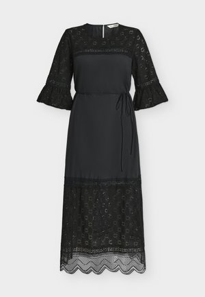 Must musta midi pikkusega kleit pitsist korpuse ja varrukatega, nööriga vöökohal ning lainelise pitsiäärega, millel on lille- ja geomeetrilised mustrid.