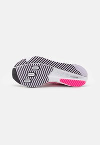 Sole di scarpe sportive ADIZERO con strisce bianche e nere, dettagli rosa testurizzati e design aerodinamico per aderenza e supporto.