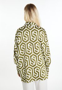 Grøn- og hvidmønstret skjorte med et geometrisk design, med krave og afslappet pasform, lavet af et glat, shiny stof.