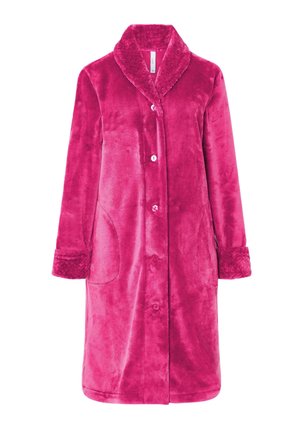 Camisón rosa, de felpa, de manga larga con cuello de chal, botones en el frente y bolsillos laterales; cuenta con puños texturizados para un detalle adicional.