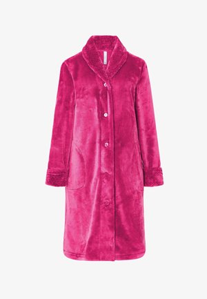 Camisón rosa, de felpa, de manga larga con cuello de chal, botones en el frente y bolsillos laterales; cuenta con puños texturizados para un detalle adicional.