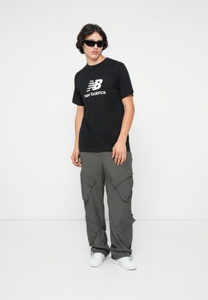 New Balance ESSENTIALS LOGO UNISEX - T-shirt estampada - black