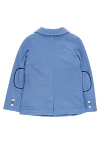 Hellblaues Jacket aus strukturiertem Stoff mit abgesetztem Kragen, geknöpften Bündchen und kontrastierendem schwarzen Piping entlang der Taschen.