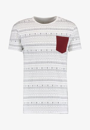 Camiseta blanca de manga corta con un patrón geométrico en azul marino, con un bolsillo en el pecho burdeos. Tejido de algodón, diseño de cuello redondo.