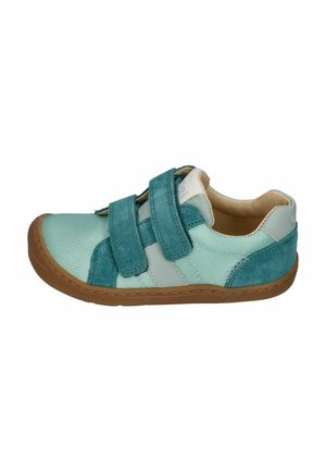 Kindersneaker in Türkis und Hellblau mit doppelten Klettverschlüssen und brauner Gummisohle, von der Innenseite gezeigt.