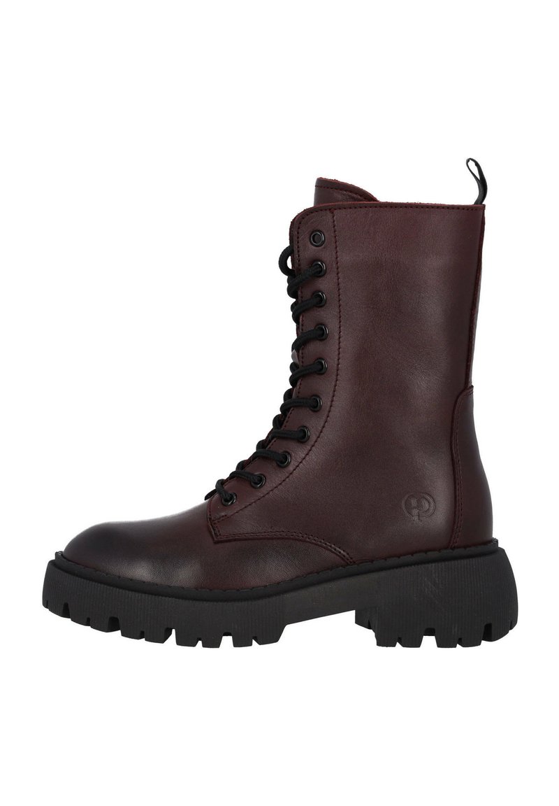 Bota de cuero burdeos con cordones y herrajes negros, superficie texturizada, suela de goma gruesa y tira de tirón en la parte trasera.