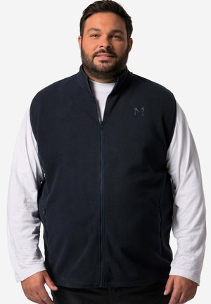 Gilet in pile blu navy con zip frontale e tasche laterali. Caratterizzato da un piccolo logo in rilievo sul lato sinistro del petto. Materiale testurizzato e caldo.