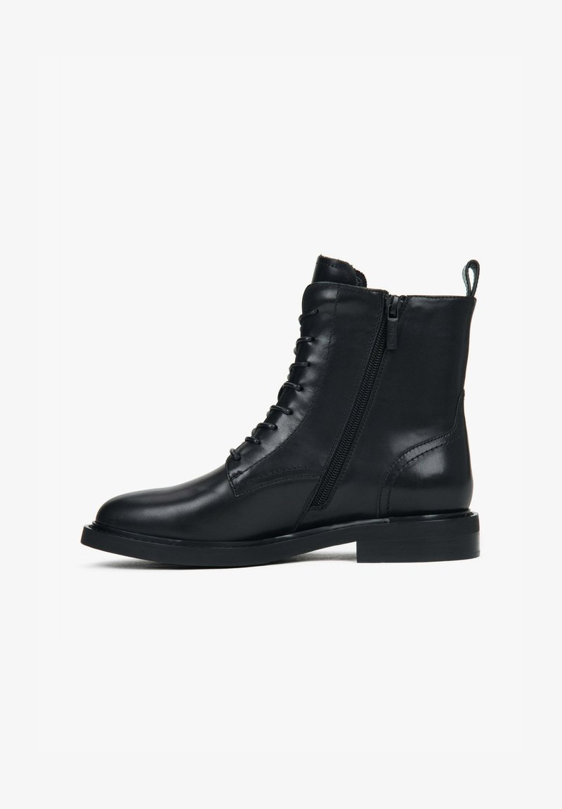 Zwarte leren enkellaarzen met een ronde neus, veters en ritssluitingen, een gladde textuur en een lage gestapelde hak.