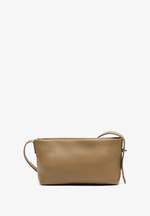Beige Leder-Clutch mit rechteckiger Form, glatter Textur, minimalistischem Design und einem kurzen, abnehmbaren Griff auf einer Seite.