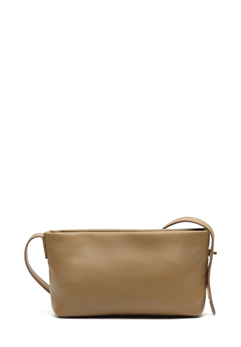 Borsa a busta in pelle beige con forma rettangolare, texture liscia, design minimale e un manico corto e removibile su un lato.