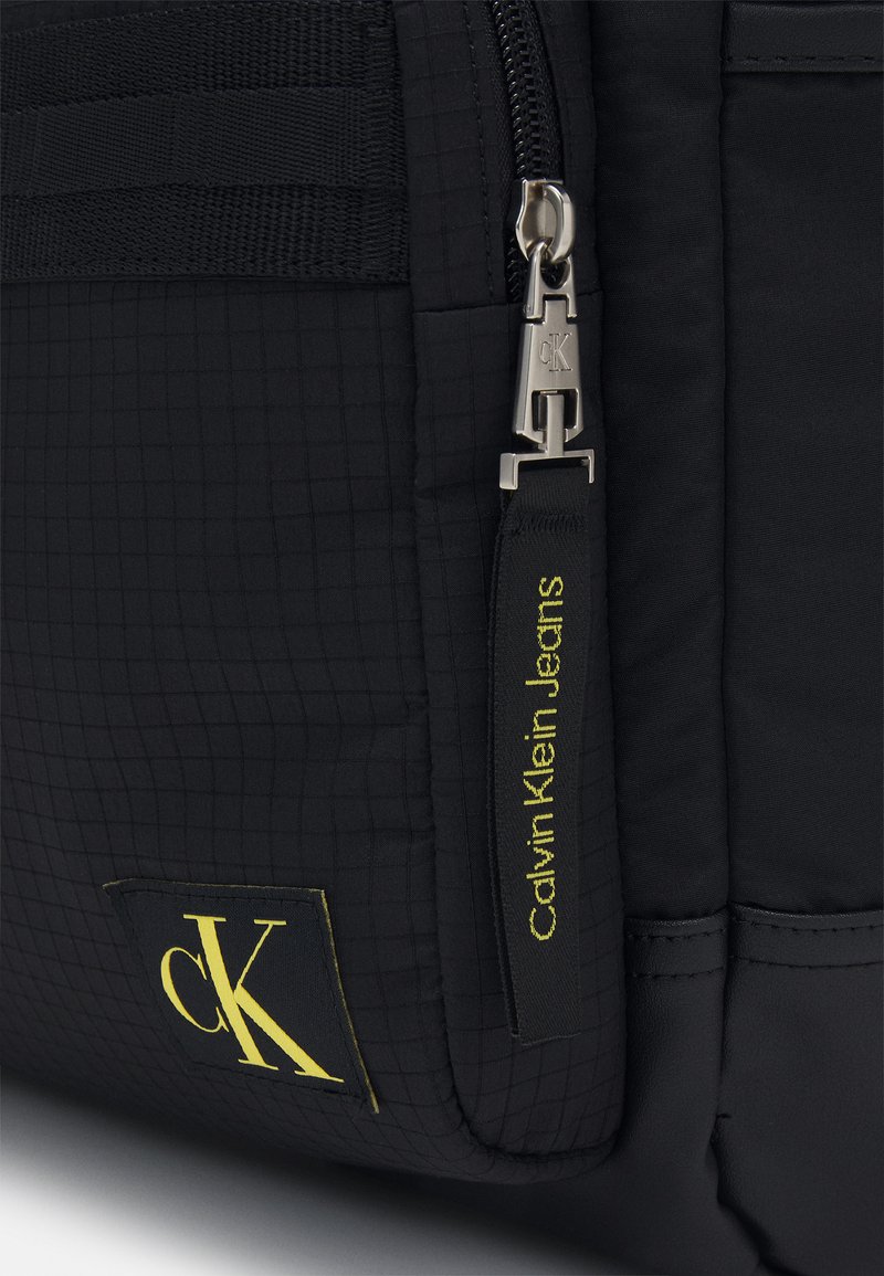Herren Taschen & Koffer | Calvin Klein Jeans MIX FLAP UNISEX Tagesrucksack black/schwarz - IV83689 Herren Taschen & Koffer | Calvin Klein Jeans MIX FLAP UNISEX Tagesrucksack black/schwarz - IV83689