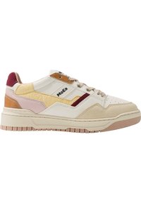 Multikleuren sneaker met een mix van witte, beige, gele, roze en bordeauxpanelen, met gestructureerd suede en geperforeerde details.