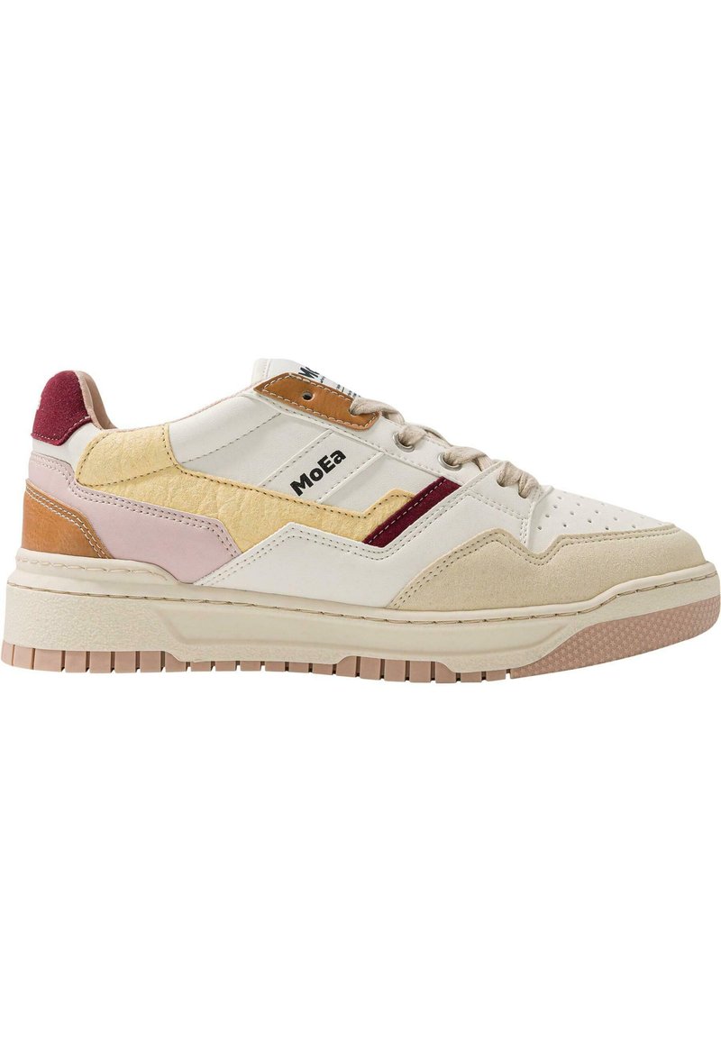 Multikleuren sneaker met een mix van witte, beige, gele, roze en bordeauxpanelen, met gestructureerd suede en geperforeerde details.