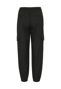 Pantalon cargo noir avec ceinture élastique, poignets resserrés, deux poches arrière et poches cargo latérales. Tissu lisse avec une finition mate.