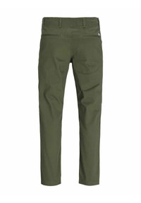 Pantalon olive à jambes droites vu de dos avec passants de ceinture et deux poches arrière passepoilées.